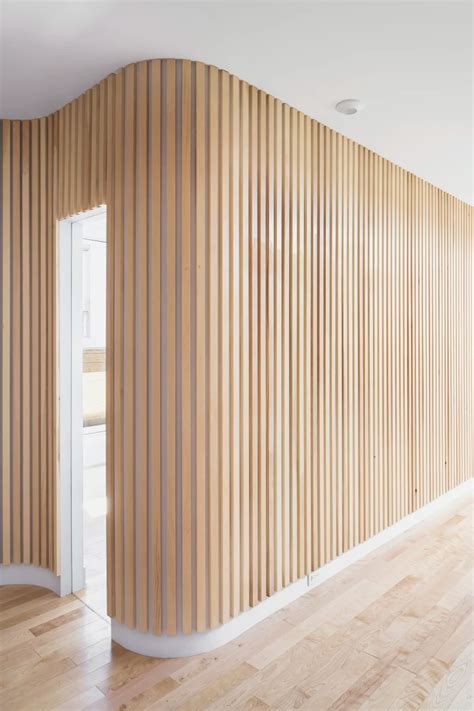 L Abri Slatted curved wall Divisare Bardage bois intérieur Mur