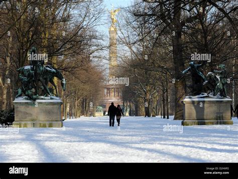 Tiergarten Berlin Winter Walk Hi Res Stock Photography And Images Alamy