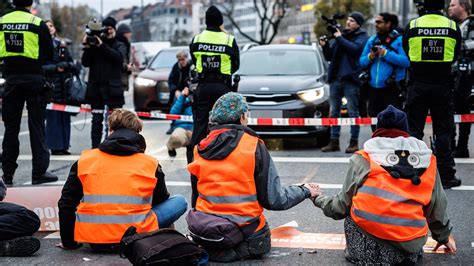 Durchsuchungen An Elf Orten Bundesweite Razzia Gegen Klimaaktivisten