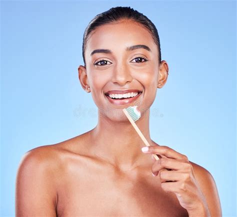 Mujer Feliz Retrato Y Dientes De Lavado Con Fondo Azul Para El Cuidado Del Bienestar Dental Y