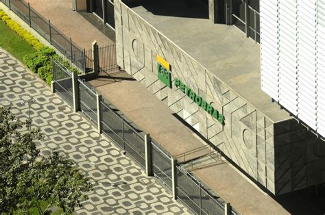 Petrobras PETR3 PETR4 Dispara Sob Dividendos Extras E Novo Plano