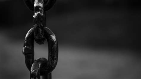 Chain Links In Black Background K K Hd Black Wallpapers Hd