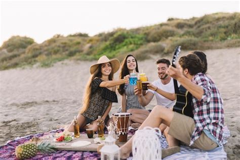 Grupo de amigos divirtiéndose en la playa Descargar Fotos gratis