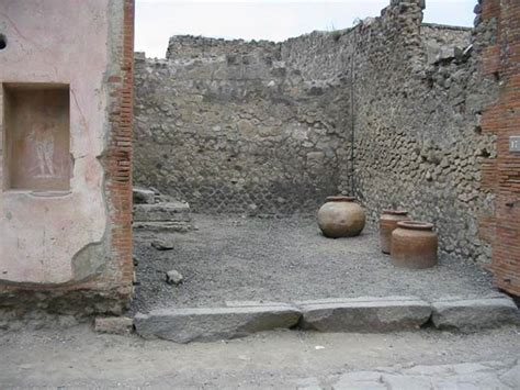 VII 4 17 Pompeii May 2003 Entrance To Shop With Street Shrine On