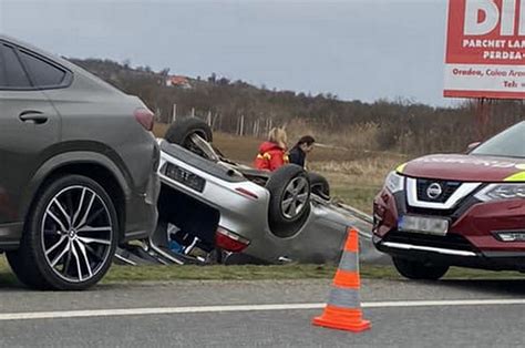 FOTO Accident pe DN19 Oradea Satu Mare Mașină răsturnată două