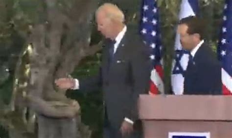 Joe Biden Shakes Hands With Thin Air As Us Presidents Gaffes Dominate