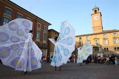 Coriandoli E Sorrisi Per Il Marted Grasso In Centro A Reggio Emilia