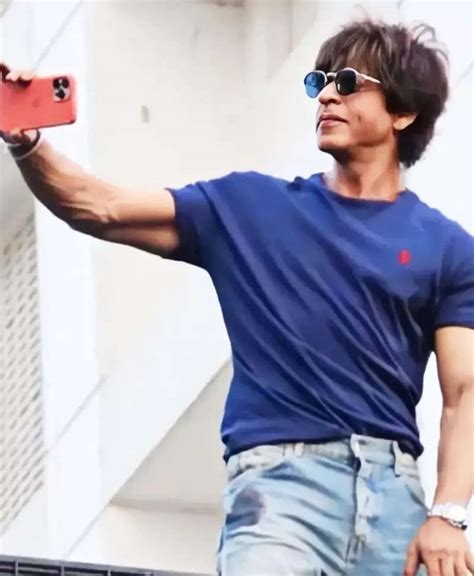 Shah Rukh Khan Greets Fans With Selfies And Signature Pose Fans Call