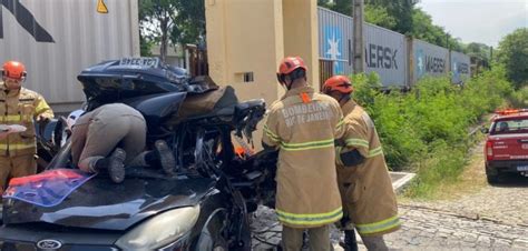 Grave acidente entre carro e trem é registrado na passagem de nível do