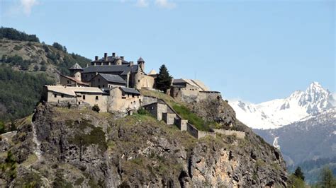 Hautes Alpes le Fort Queyras vendu 661 000 euros aux enchères