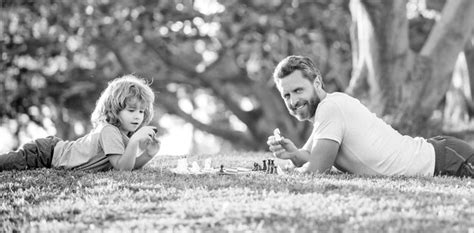 Tutorat Papa Et Enfant Jouent Au Jeu De Logique Père Et Fils Jouant Aux