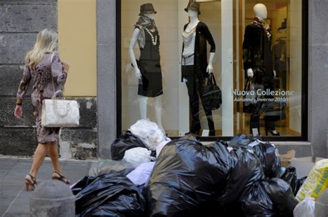 Foto Napoli Sommersa Torna L Incubo Rifiuti Di Napoli