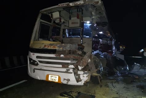 Big Road Accident On Lucknow Agra Expressway Bus Collided With Truck In