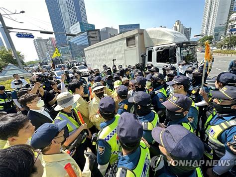 대구퀴어축제장서 경찰과 대치한 대구시 연합뉴스