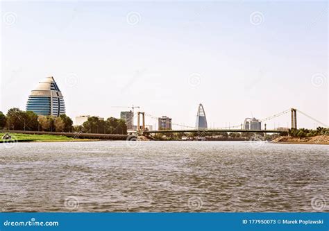 Paisagem Urbana De Cartum Hotel Burj Al Fateh A Ponte Sobre O Rio