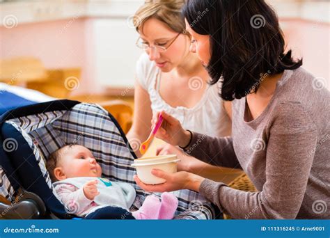 Bambino D Alimentazione Della Madre A Pratica Dell Ostetrica Immagine