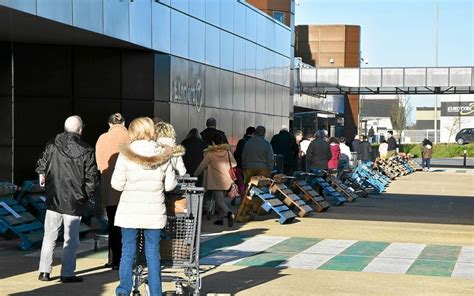 Une Impressionnante File Dattente Au Centre E Leclerc De Concarneau