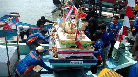 Ritual Sedekah Laut Di Tegal Foto Tempo Co