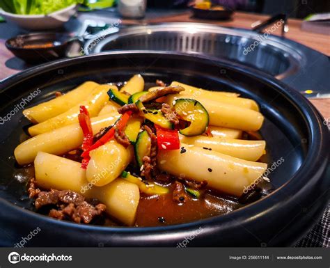 Koreanisches Essen Tteokbokki Koreanische Reiskuchenstange In