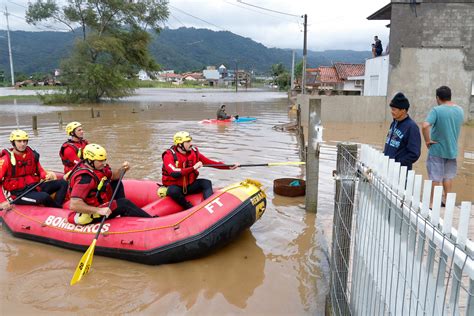 Fotos Emocionantes Do Resgate De Fam Lias Em Tubar O Destino Mundo Afora