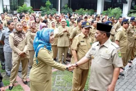 PNS PENSIUNAN TNI HINGGA ANGGOTA POLRI SUJUD SYUKUR GAJI NAIK 8