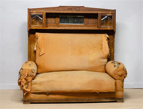 Старинный диван с зеркалом на спинке - 96 фото