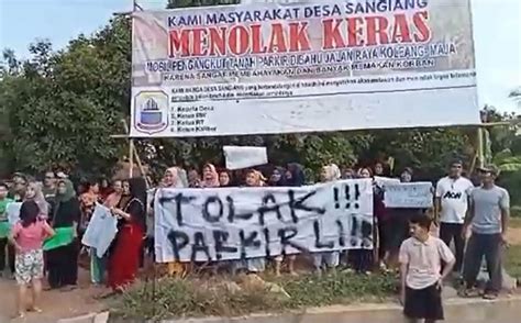 Emak Emak Di Lebak Turun Ke Jalan Protes Truk Parkir Sembarangan Picu