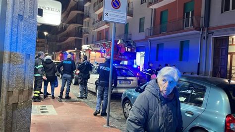 Paura In Via Dante Donna Tenta Di Lanciarsi Dal Balcone Salvata