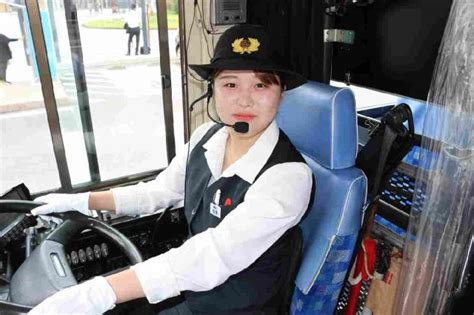 母に憧れ娘も バス運転士に 西原さん（新富）デビュー Miyanichi E Press