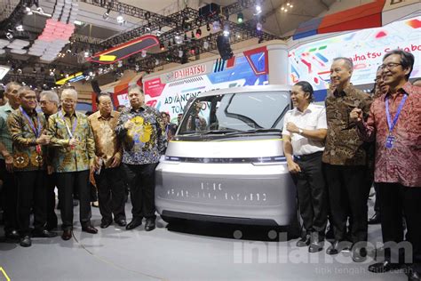 Foto Aksi Menko Airlangga Menjajal Mobil Listrik Di Pameran Otomotif