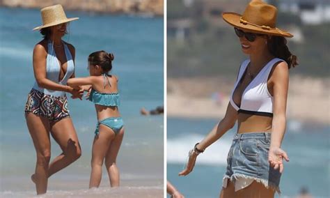 10 Hot Sexy Raquel Perera Bikini Pics