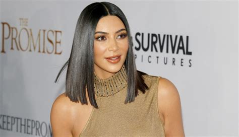 Kim Kardašijan se skinula u minijaturni bikini Tange jedva prekrile obline grudi na izvol te i