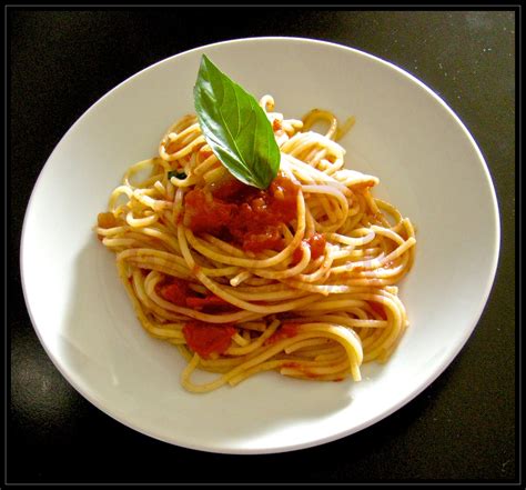 Spaghetti Al Pomodoro Fresco E Basilico La Pentola Dei Desideri