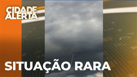 Nuvem funil e arco íris se formaram lado a lado no céu do Paraná