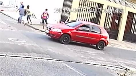 V Deo Flagra Homem Sendo Espancado Por Assaltantes No Centro De