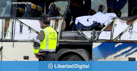 Muere una joven al volcar un camión sobre un autocar en Lorca