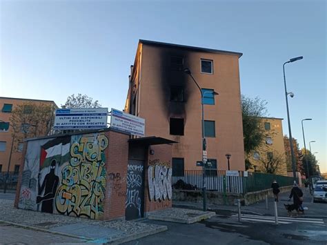 Il Giorno Dopo L Incendio Continua Il Degrado San Siro Si Mostra