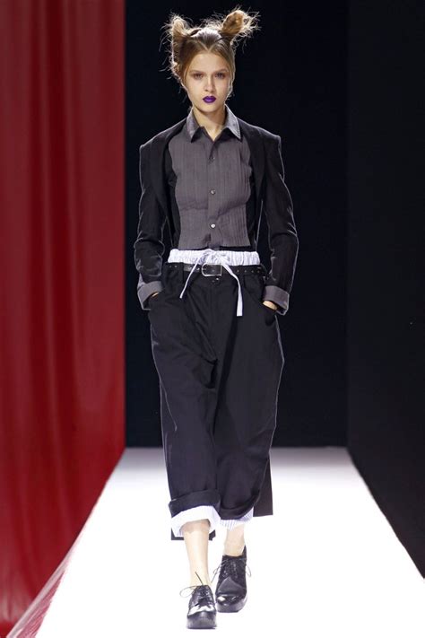 山本耀司 Yohji Yamamoto 2012春夏高级成衣系列时装发布秀 Paris Spring 2012 天天时装 口袋里的时尚指南