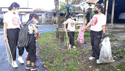 Nusabali Pemuda Banda Pungut Sampah Plastik