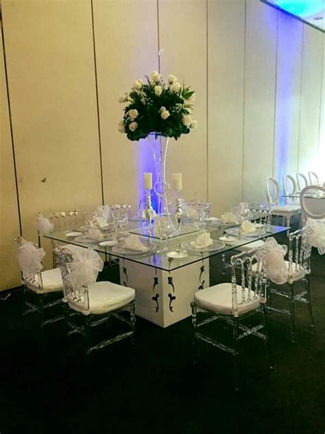 Montaje De Mesas Para Boda Cristal Con Acrílico Centros De Mesa Altos