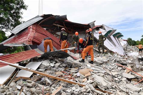 Hospitals overwhelmed as Philippines quake death toll climbs to 69