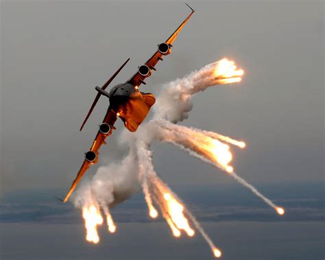 Aircraft flare: Countermeasure for Infrared homing - Aircraft Nerds