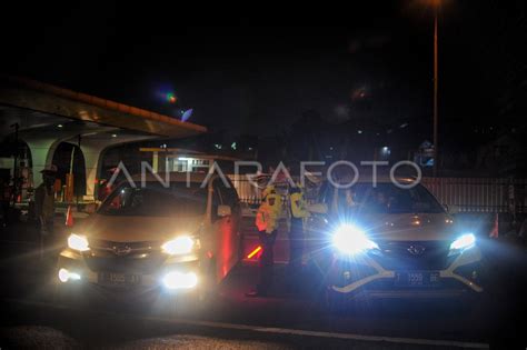 Pemeriksaan Kendaraan Di Gerbang Tol Cileunyi Antara Foto