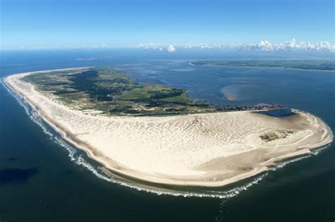 Wittdün auf Amrum aus der Vogelperspektive Sandstrand Landschaft an