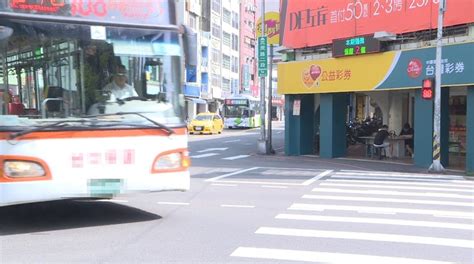 馬路「撞」況多！ 婦疑闖紅燈遭公車撞倒 轎車違規擦撞機車 民視運動網