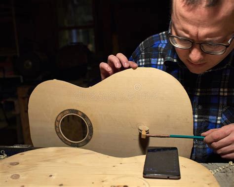 El Proceso De Hacer La Guitarra Cl Sica Imagen De Archivo Imagen De