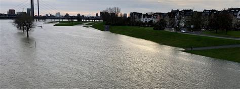 D Sseldorf Bilder Vom Hochwasser Rheinpegel Sinkt Wieder