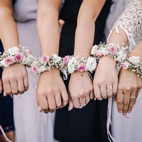 Handgelenke Hochzeit Braut Und Brautjungfern Brautjungfern Blumen