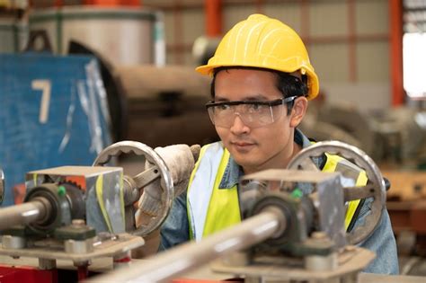 Ingeniero Asiático Trabajando Duro En La Fábrica De Máquinas De Control