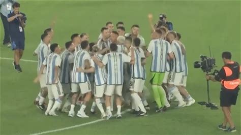 Argentina E Messi Festa E Balli Sfrenati Con La Coppa Del Mondo Al